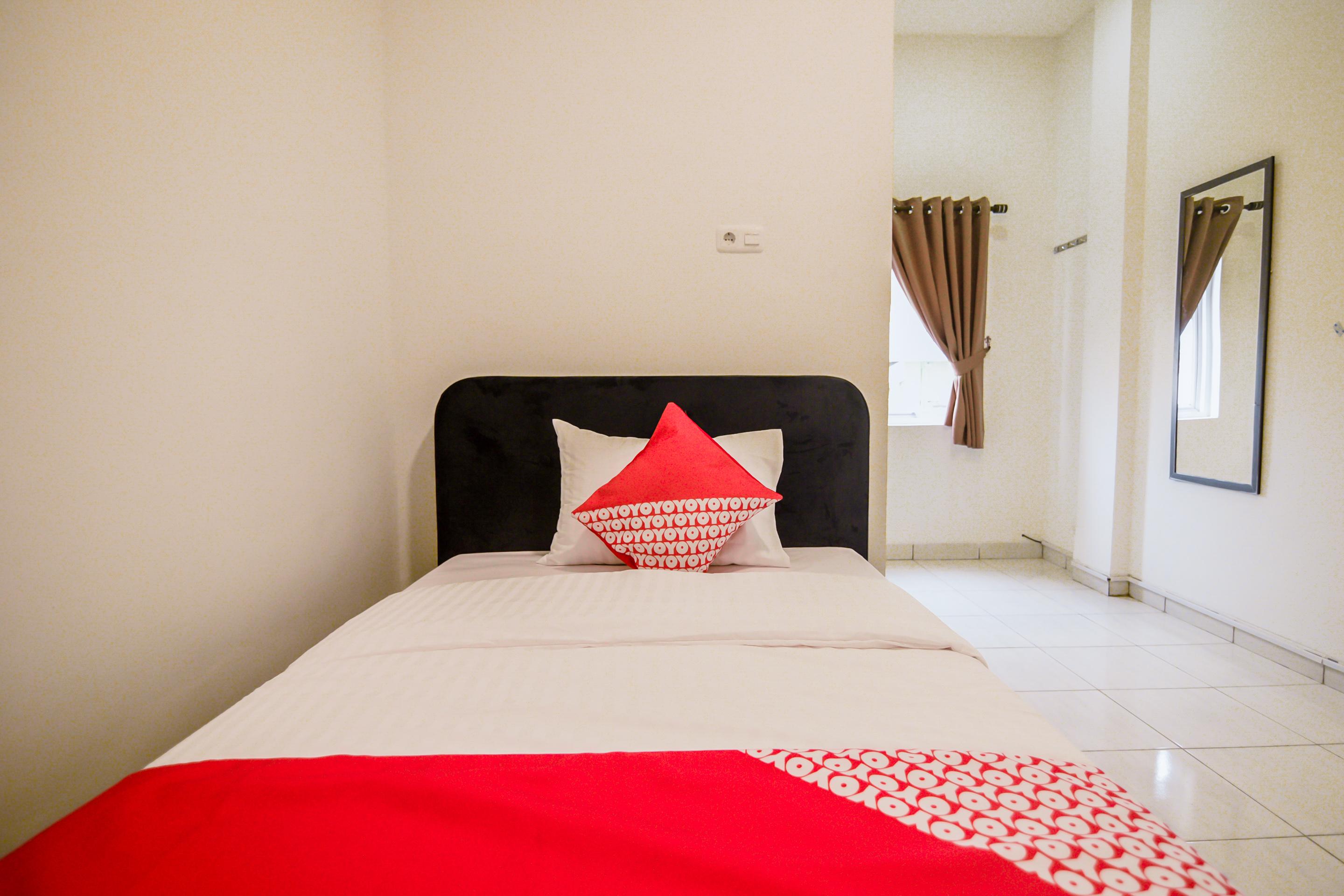 Oyo 183 The Pipe House Hotel Palembang Exterior photo