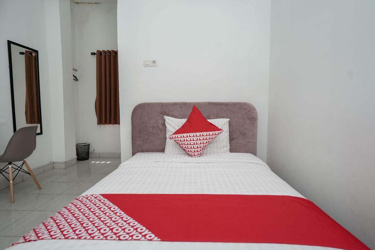 Oyo 183 The Pipe House Hotel Palembang Exterior photo