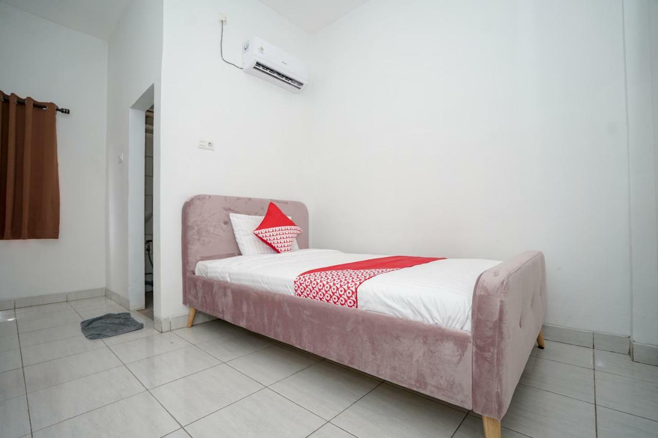 Oyo 183 The Pipe House Hotel Palembang Exterior photo
